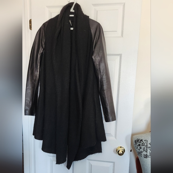 Marna size Large sweater jacket with geuine leather sleeves - Picture 2 of 3